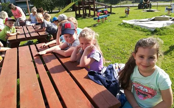 Grafika #2: Wspólna zabawa przedszkolaków w Przedszkolu Ewa w Charbrowie