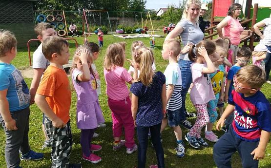 Grafika #5: Wspólna zabawa przedszkolaków w Przedszkolu Ewa w Charbrowie