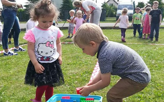 Grafika #7: Wspólna zabawa przedszkolaków w Przedszkolu Ewa w Charbrowie