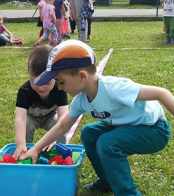 Grafika #8: Wspólna zabawa przedszkolaków w Przedszkolu Ewa w Charbrowie