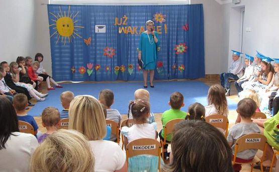 Grafika #2: Uroczystość Zakończenia Przedszkola przez dzieci 6 letnie
