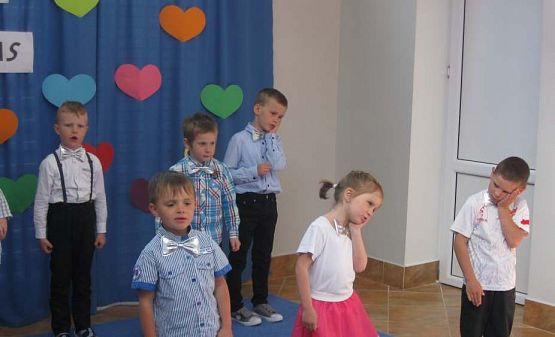 Grafika #9: Uroczystość Dnia Mamy i Taty w przedszkolu