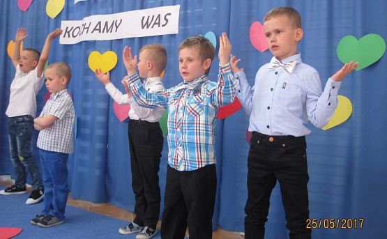 Grafika #10: Uroczystość Dnia Mamy i Taty w przedszkolu