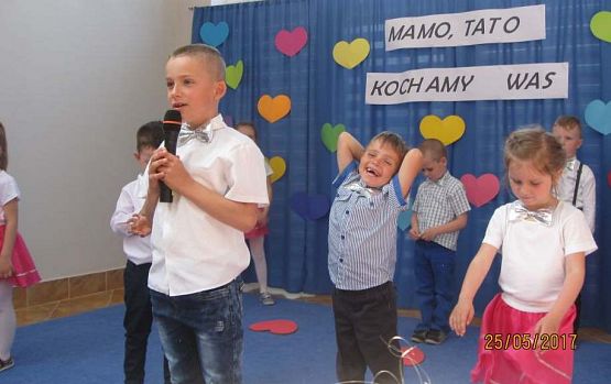 Grafika #11: Uroczystość Dnia Mamy i Taty w przedszkolu