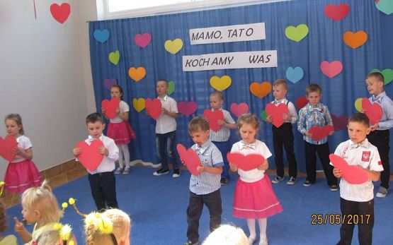 Grafika #13: Uroczystość Dnia Mamy i Taty w przedszkolu