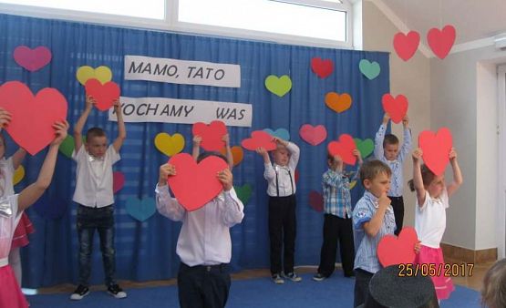Grafika #14: Uroczystość Dnia Mamy i Taty w przedszkolu
