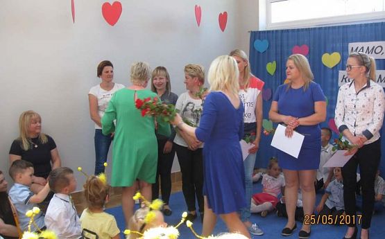 Grafika #16: Uroczystość Dnia Mamy i Taty w przedszkolu