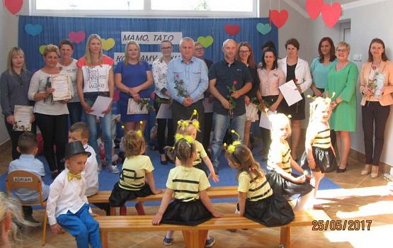 Grafika #17: Uroczystość Dnia Mamy i Taty w przedszkolu