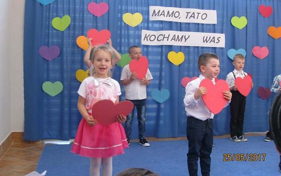 Grafika #1: Uroczystość Dnia Mamy i Taty w przedszkolu