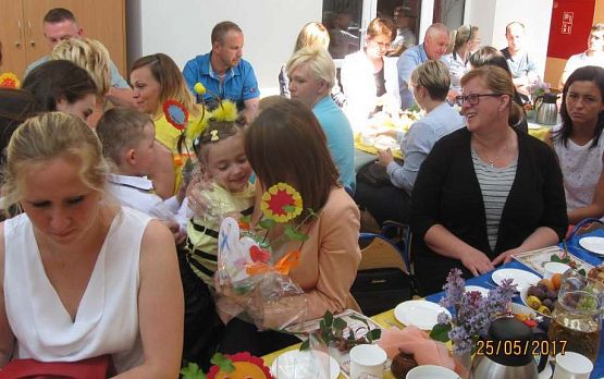 Grafika #20: Uroczystość Dnia Mamy i Taty w przedszkolu