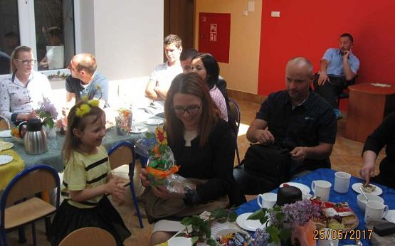 Grafika #21: Uroczystość Dnia Mamy i Taty w przedszkolu