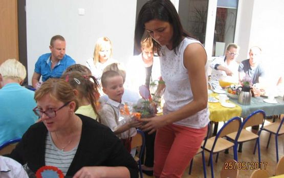 Grafika #22: Uroczystość Dnia Mamy i Taty w przedszkolu