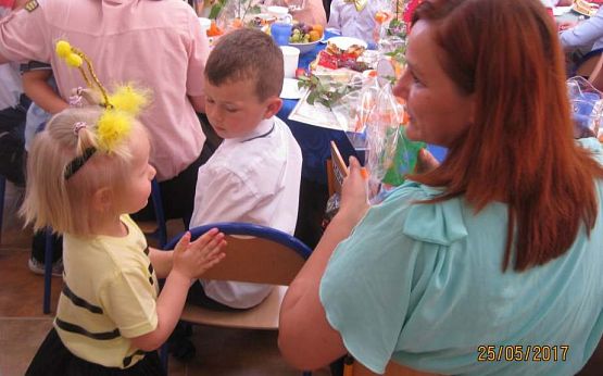 Grafika #23: Uroczystość Dnia Mamy i Taty w przedszkolu