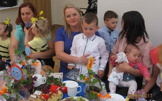 Grafika #25: Uroczystość Dnia Mamy i Taty w przedszkolu