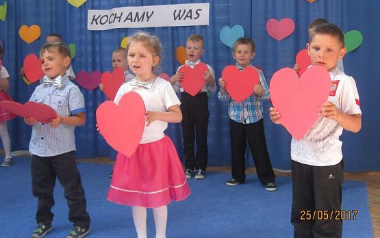 Grafika #2: Uroczystość Dnia Mamy i Taty w przedszkolu