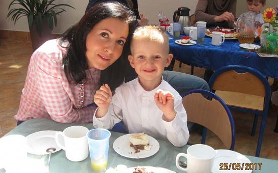 Grafika #33: Uroczystość Dnia Mamy i Taty w przedszkolu