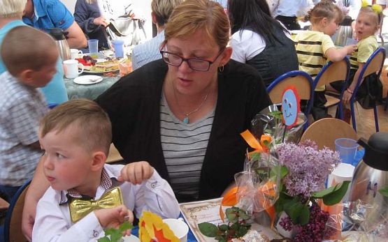 Grafika #37: Uroczystość Dnia Mamy i Taty w przedszkolu