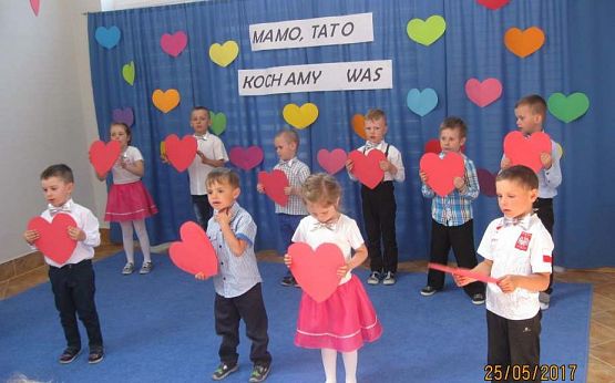 Grafika #3: Uroczystość Dnia Mamy i Taty w przedszkolu