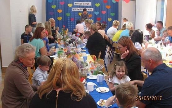 Grafika #39: Uroczystość Dnia Mamy i Taty w przedszkolu