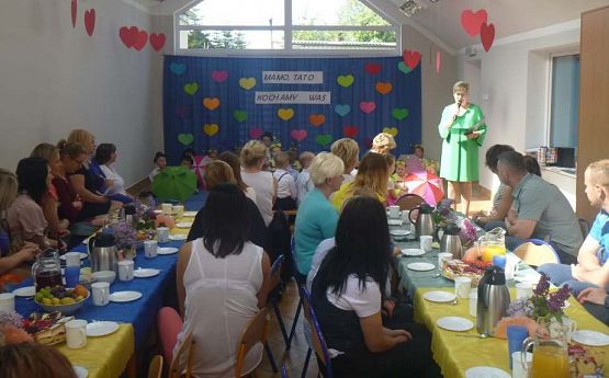 Grafika #47: Uroczystość Dnia Mamy i Taty w przedszkolu