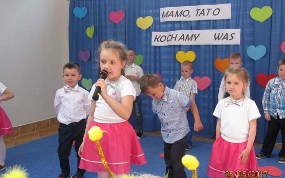 Grafika #4: Uroczystość Dnia Mamy i Taty w przedszkolu
