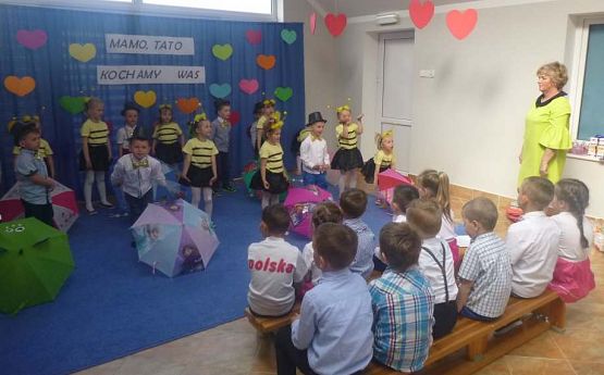 Grafika #50: Uroczystość Dnia Mamy i Taty w przedszkolu