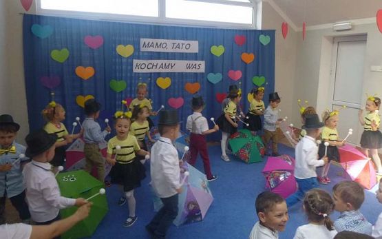 Grafika #51: Uroczystość Dnia Mamy i Taty w przedszkolu
