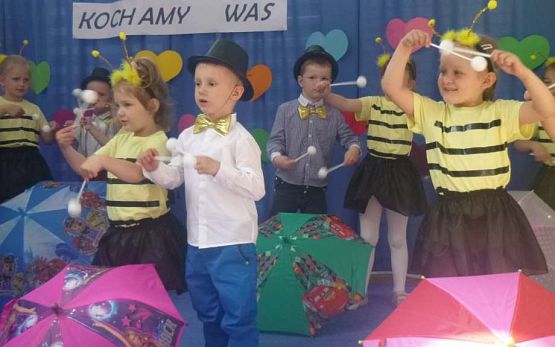 Grafika #52: Uroczystość Dnia Mamy i Taty w przedszkolu