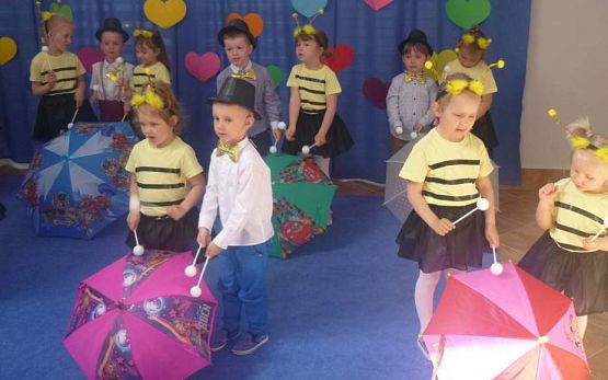 Grafika #53: Uroczystość Dnia Mamy i Taty w przedszkolu