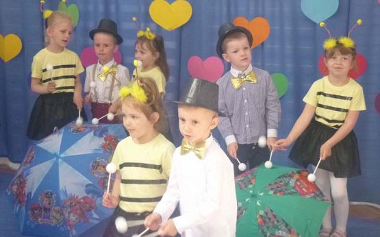 Grafika #54: Uroczystość Dnia Mamy i Taty w przedszkolu