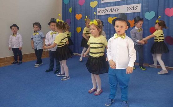 Grafika #55: Uroczystość Dnia Mamy i Taty w przedszkolu