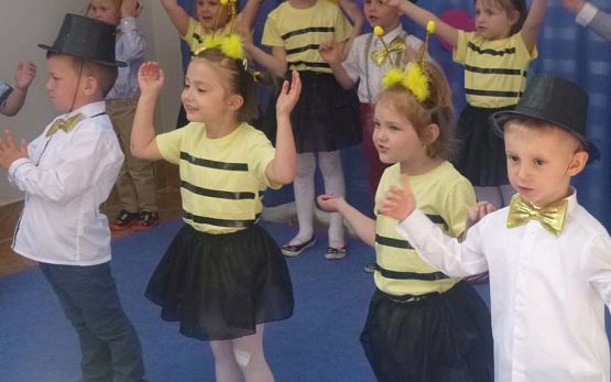 Grafika #56: Uroczystość Dnia Mamy i Taty w przedszkolu