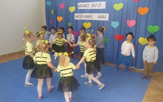 Grafika #57: Uroczystość Dnia Mamy i Taty w przedszkolu