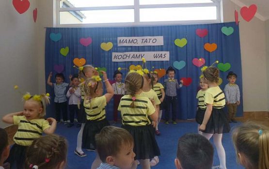 Grafika #58: Uroczystość Dnia Mamy i Taty w przedszkolu