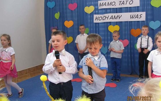 Grafika #5: Uroczystość Dnia Mamy i Taty w przedszkolu