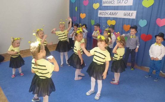 Grafika #59: Uroczystość Dnia Mamy i Taty w przedszkolu