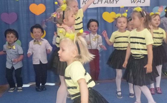 Grafika #60: Uroczystość Dnia Mamy i Taty w przedszkolu