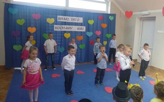 Grafika #61: Uroczystość Dnia Mamy i Taty w przedszkolu
