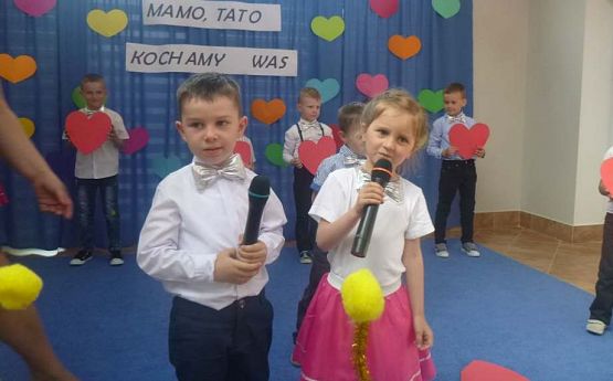 Grafika #62: Uroczystość Dnia Mamy i Taty w przedszkolu