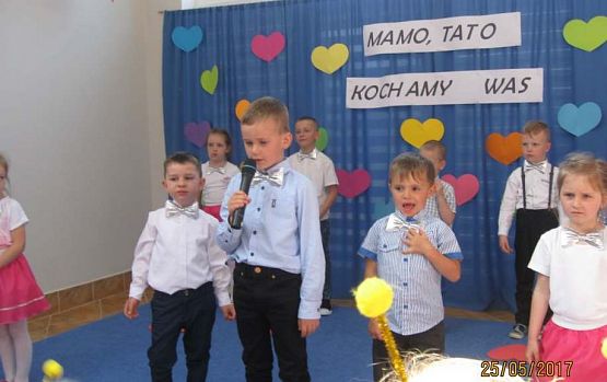 Grafika #6: Uroczystość Dnia Mamy i Taty w przedszkolu