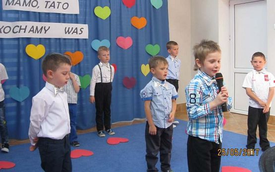 Grafika #7: Uroczystość Dnia Mamy i Taty w przedszkolu