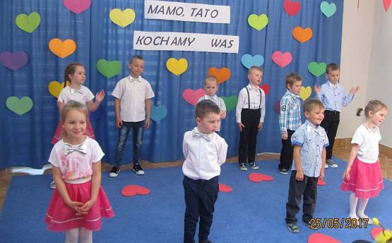 Grafika #8: Uroczystość Dnia Mamy i Taty w przedszkolu