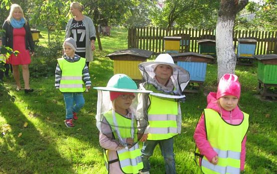 Grafika #9: Wycieczka do pasieki