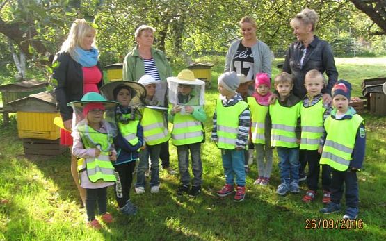 Grafika #8: Wycieczka do pasieki