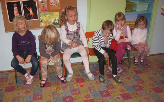 Grafika #10: Lubimy bajki- grupa starszaków 19.11.2015r.