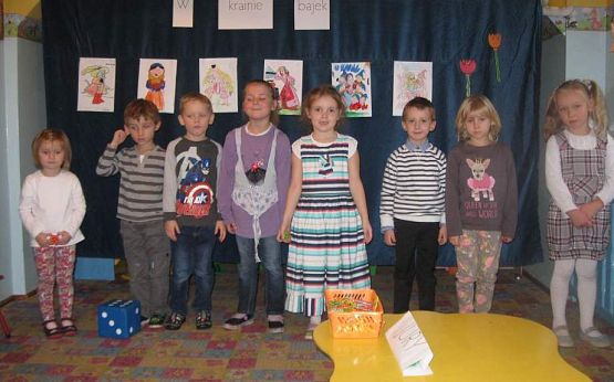 Grafika #11: Lubimy bajki- grupa starszaków 19.11.2015r.