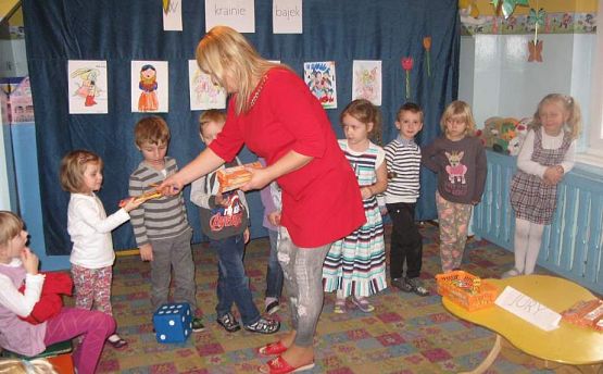 Grafika #12: Lubimy bajki- grupa starszaków 19.11.2015r.