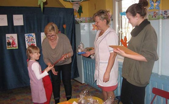 Grafika #14: Lubimy bajki- grupa starszaków 19.11.2015r.