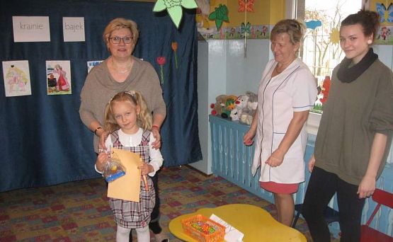 Grafika #15: Lubimy bajki- grupa starszaków 19.11.2015r.