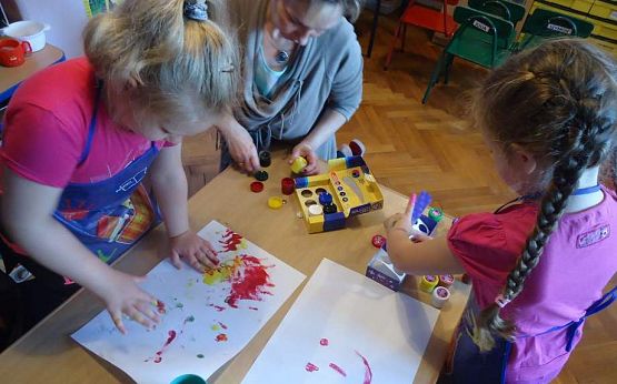 Grafika #2: Przedszkolaki pracują